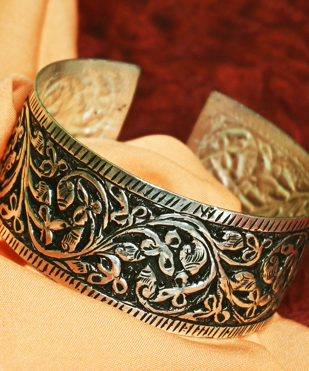 Shaheen_Handcrafted_Oxidised_Pure_Silver_Bangle_WeaverStory_02