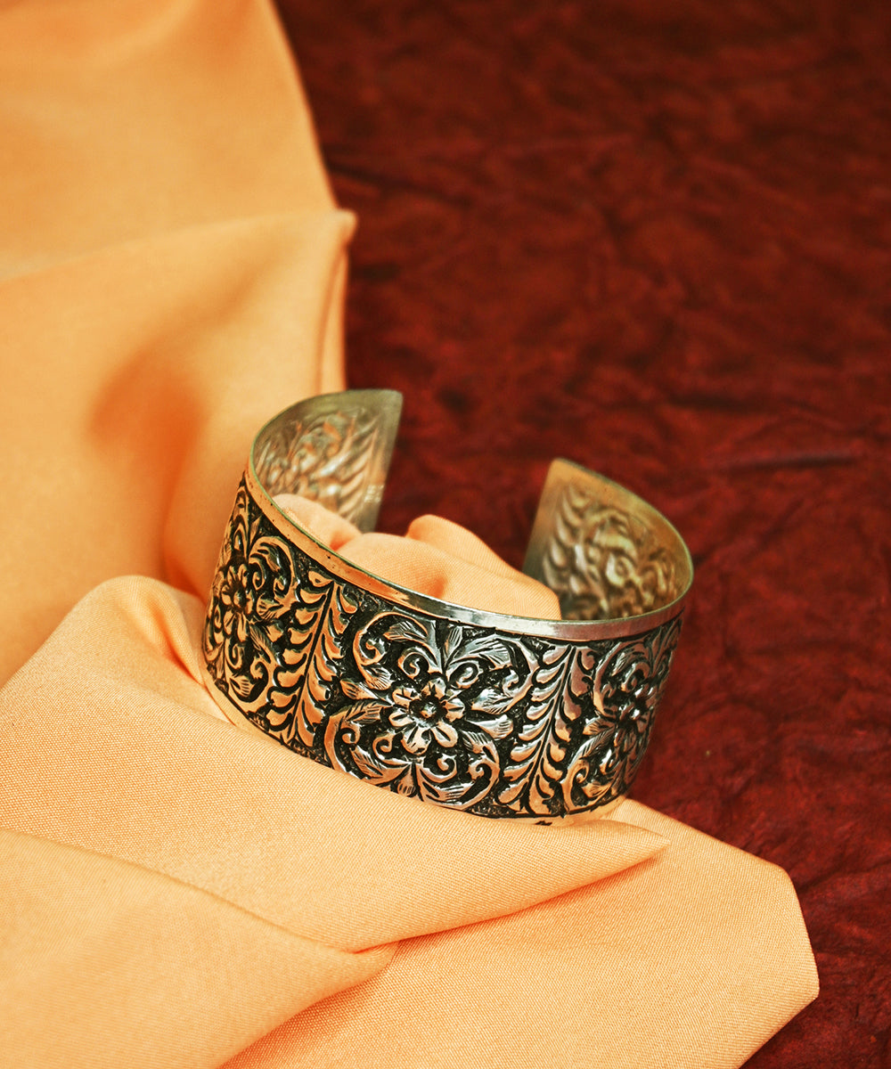 Shireen_Handcrafted_Oxidised_Pure_Silver_Bangle_WeaverStory_01