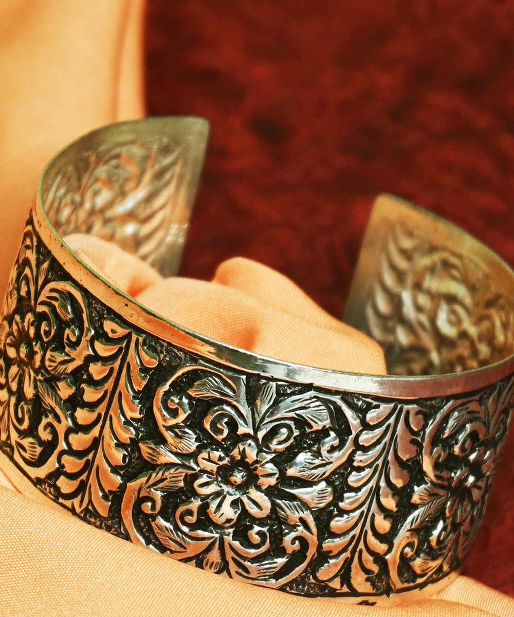 Shireen_Handcrafted_Oxidised_Pure_Silver_Bangle_WeaverStory_02