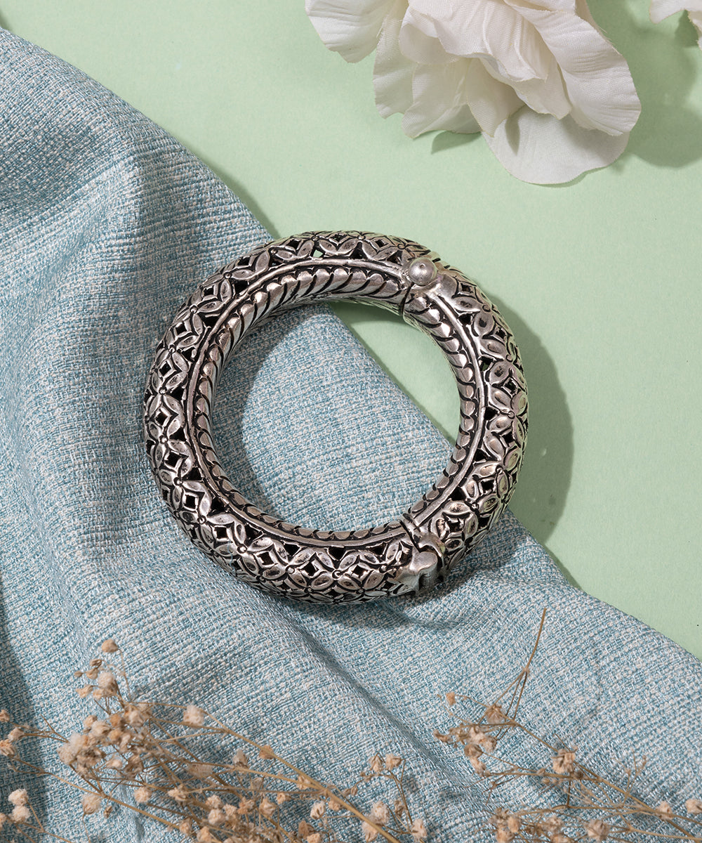 Aiza_handcrafted_oxidised_pure_silver_bangle_WeaverStory_01