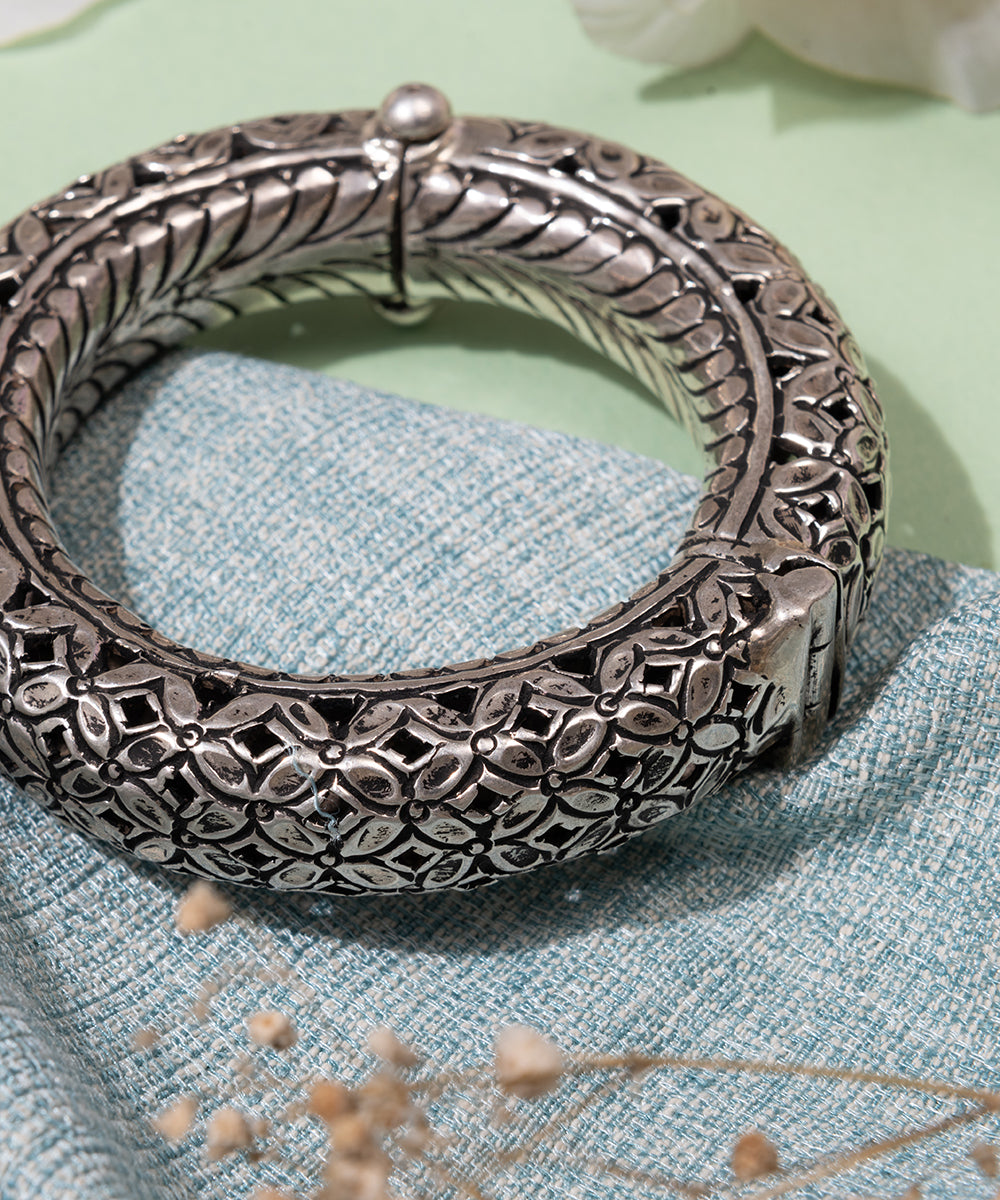 Aiza_handcrafted_oxidised_pure_silver_bangle_WeaverStory_02