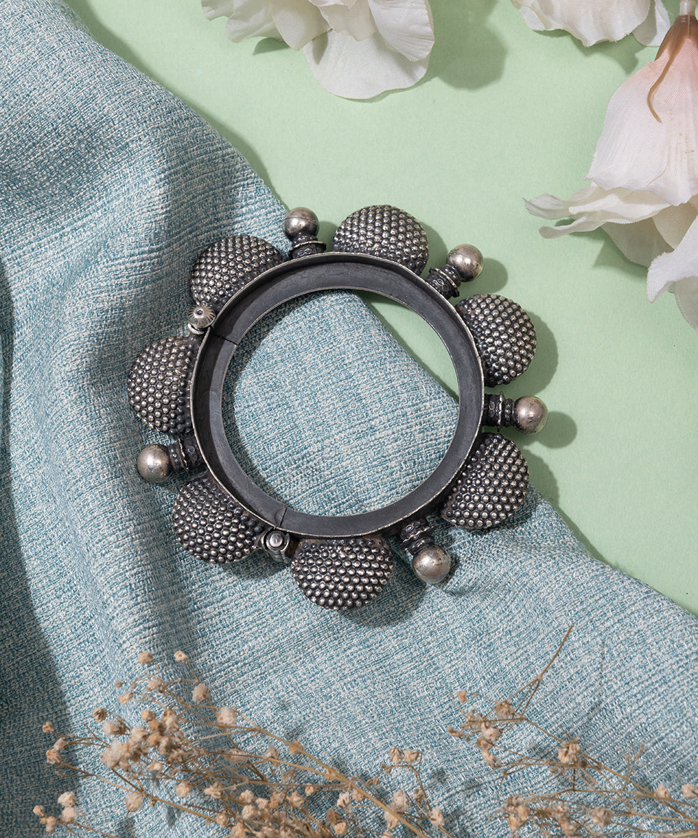 Shiza_handcrafted_oxidised_pure_silver_bangle_WeaverStory_01