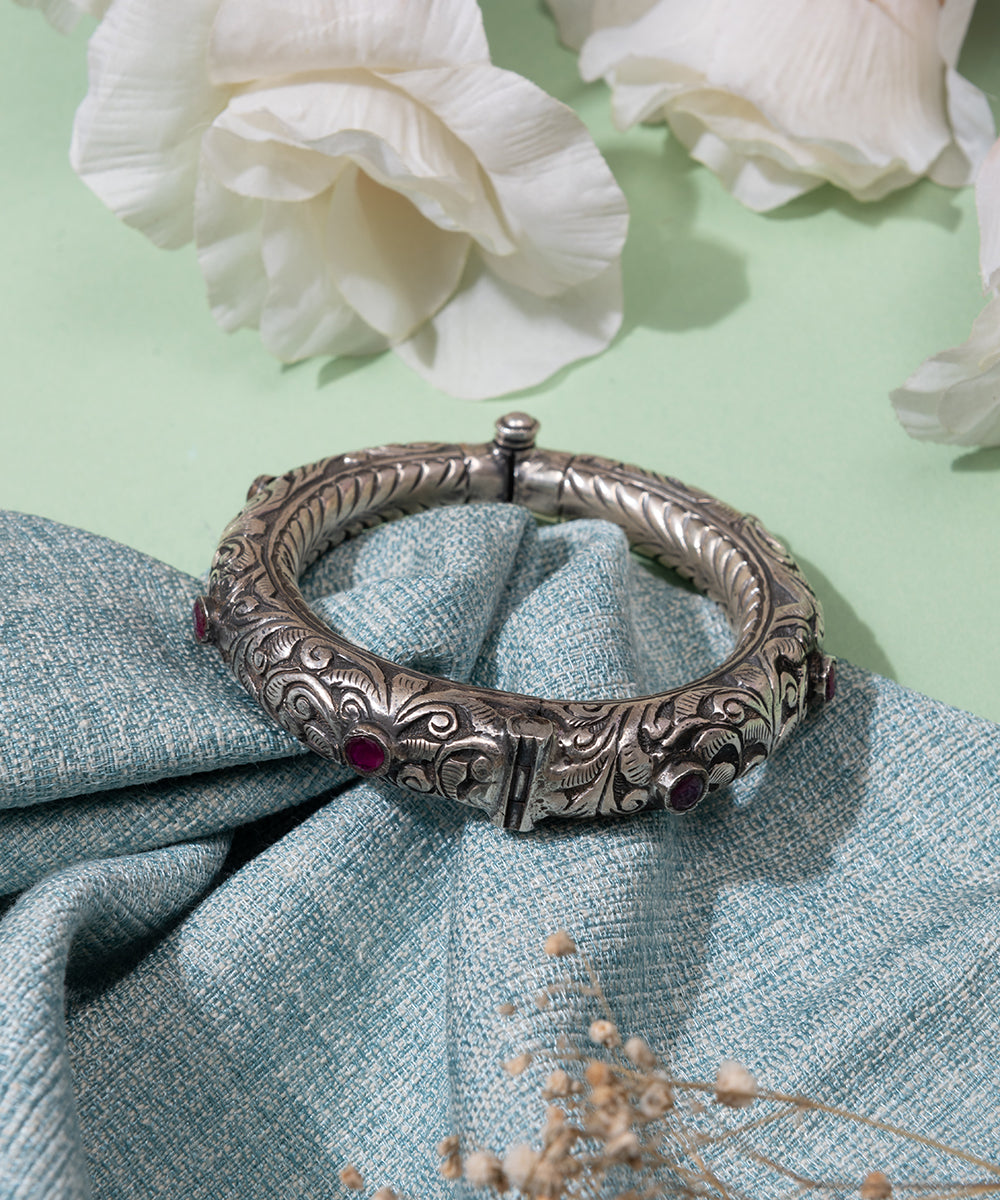 Johi_handcrafted_oxidised_pure_silver_bangle_WeaverStory_01