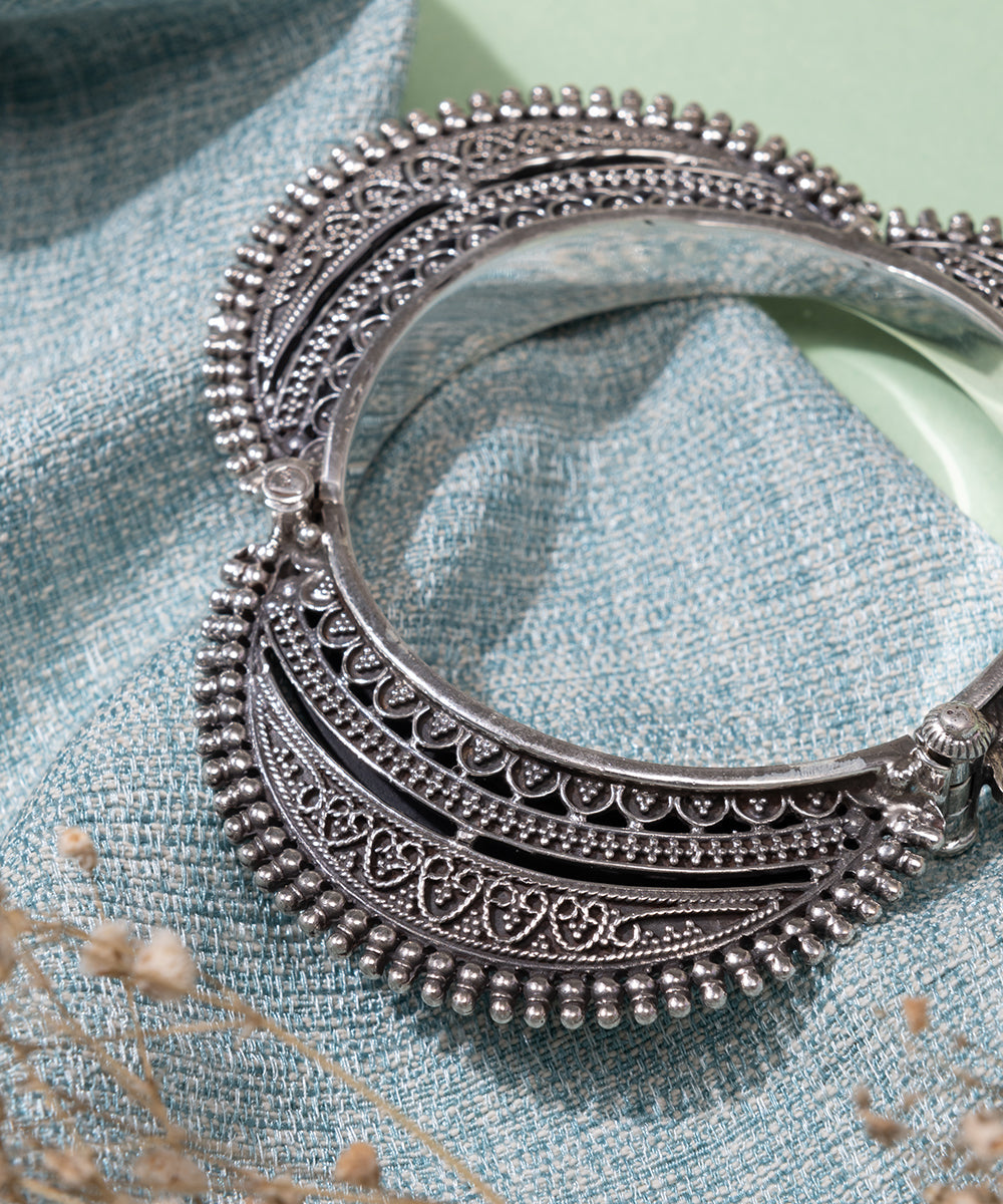 Rooh_handcrafted_oxidised_pure_silver_bangle_WeaverStory_02