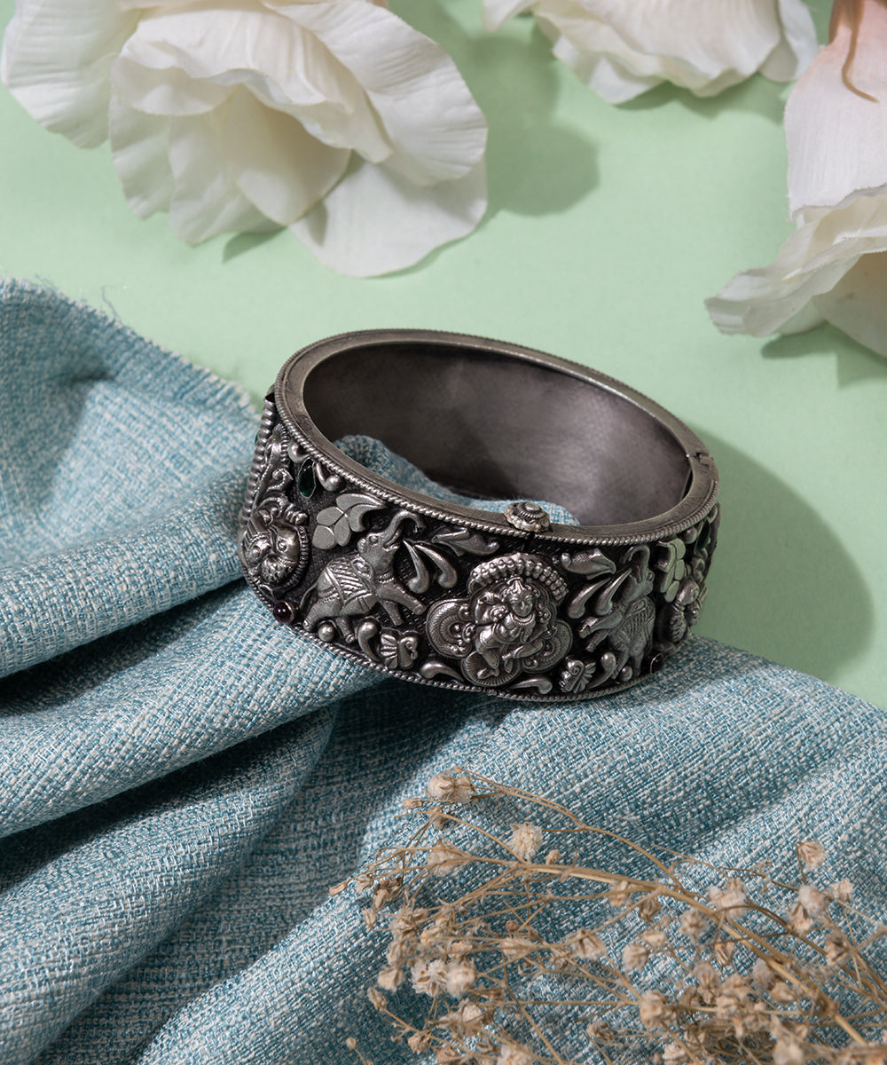 Ashadieeyah_handcrafted_oxidised_pure_silver_bangle_WeaverStory_01