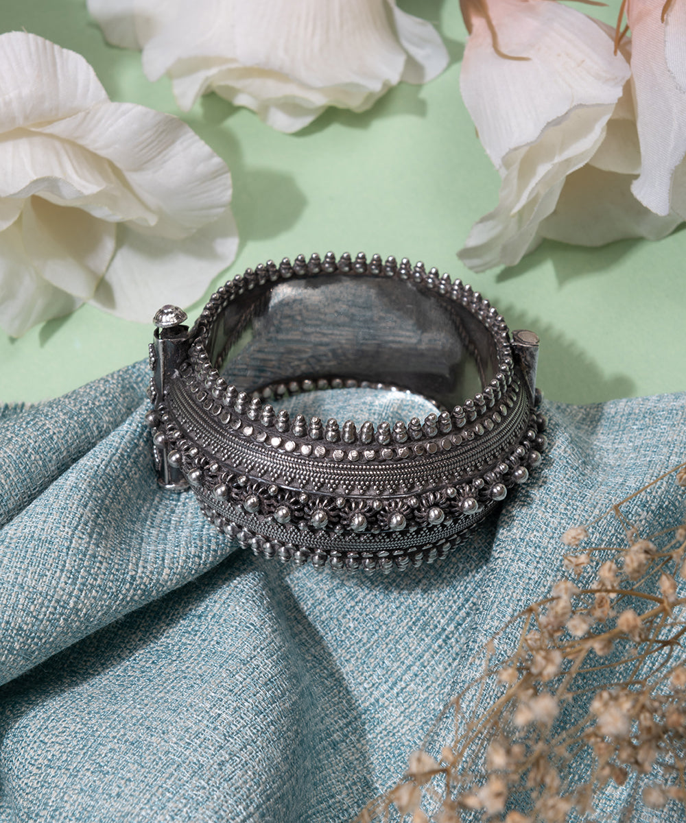 Yumna_handcrafted_oxidised_pure_silver_bangle_WeaverStory_01
