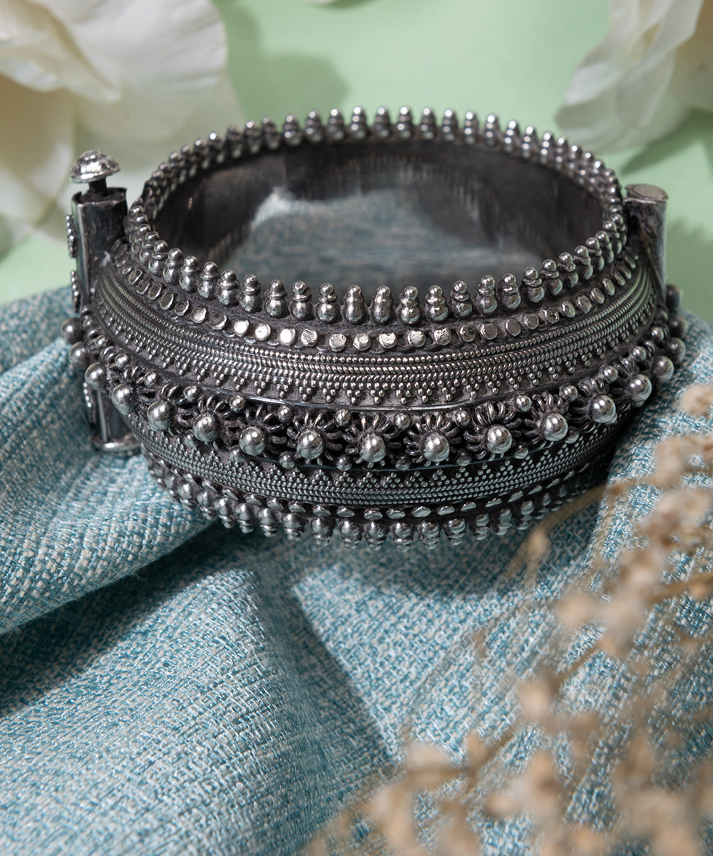 Yumna_handcrafted_oxidised_pure_silver_bangle_WeaverStory_02