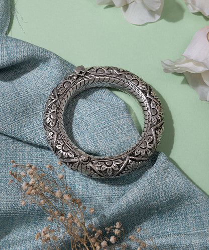 Sidra_handcrafted_oxidised_pure_silver_bangle_WeaverStory_01