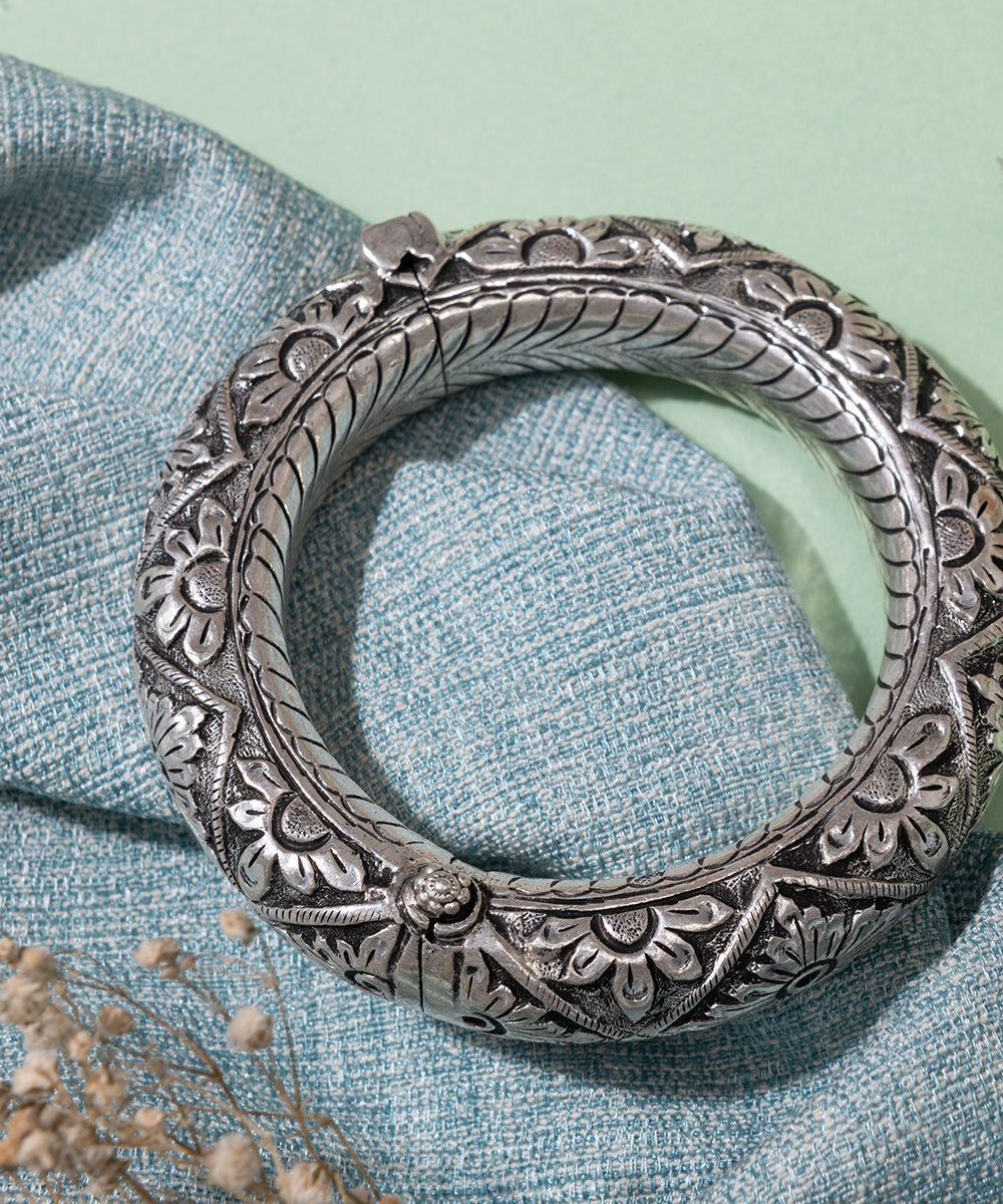 Sidra_handcrafted_oxidised_pure_silver_bangle_WeaverStory_02