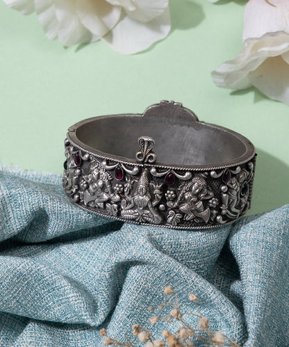 Saira_handcrafted_oxidised_pure_silver_bangle_WeaverStory_01