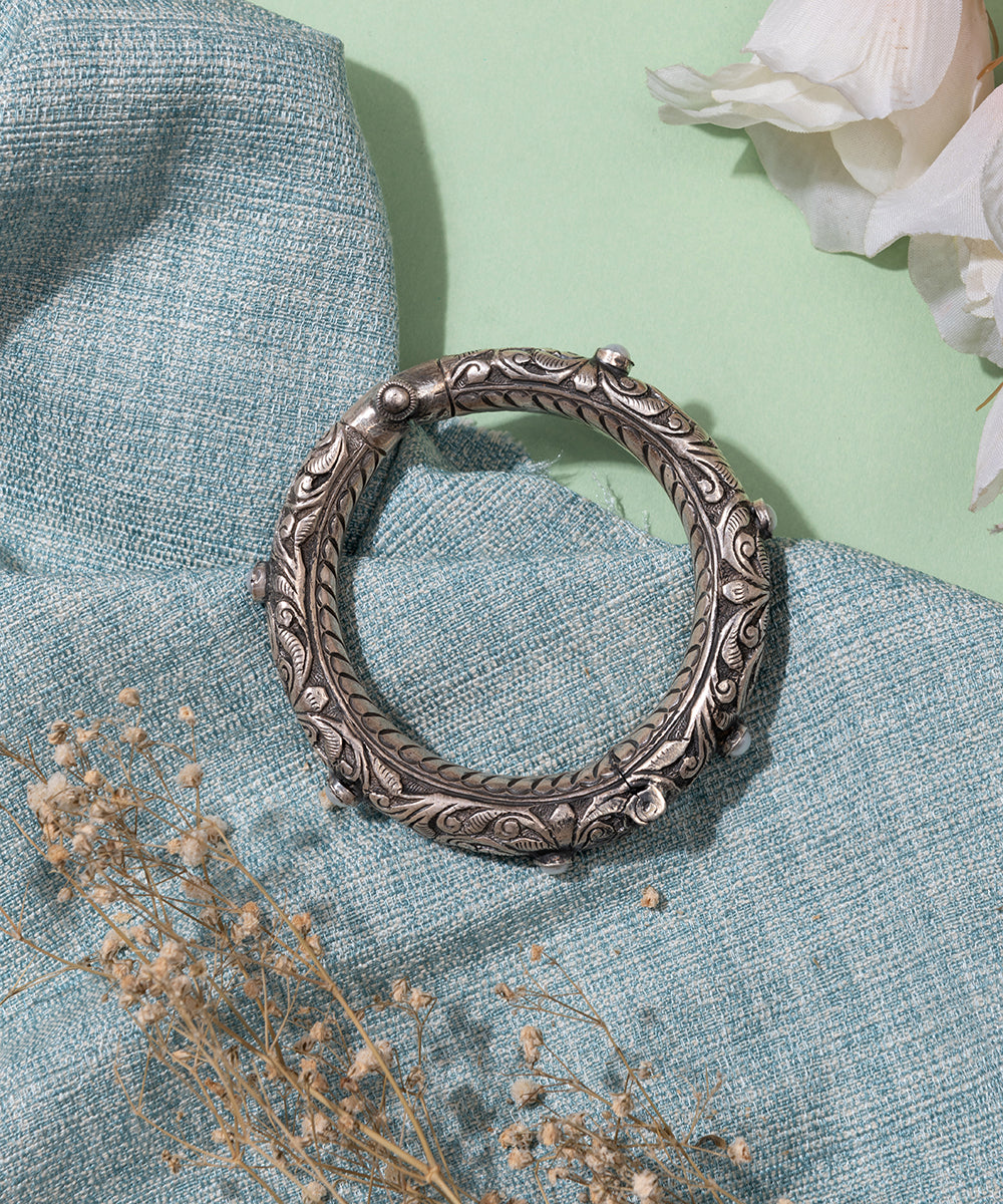 Xaviera_handcrafted_oxidised_pure_silver_bangle_WeaverStory_01