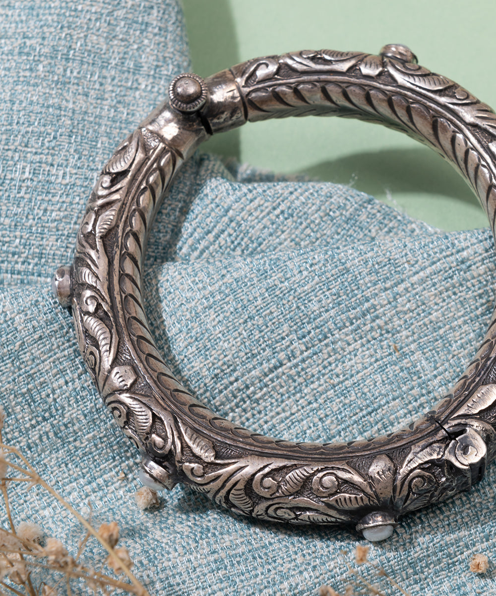 Xaviera_handcrafted_oxidised_pure_silver_bangle_WeaverStory_02