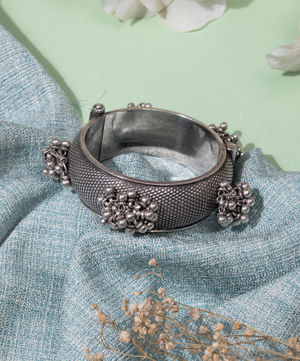 Raakiba_handcrafted_oxidised_pure_silver_bangle_WeaverStory_01