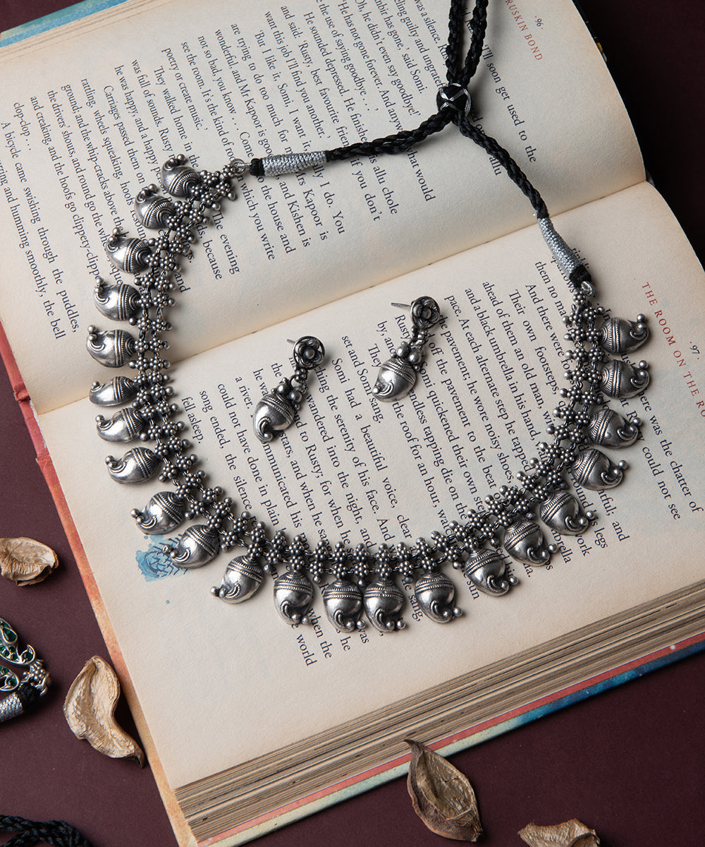 Eliza_Handcrafted_Oxidised_Pure_Silver_Choker_Set_With_Paisleys_WeaverStory_01