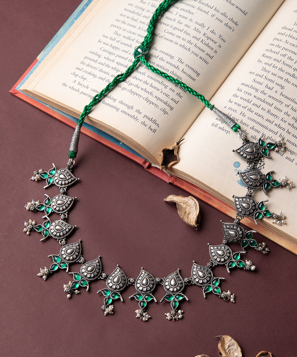 Tuba_Handcrafted_Oxidised_Pure_Silver_Choker_With_Kempstones_And_Pearls_WeaverStory_01