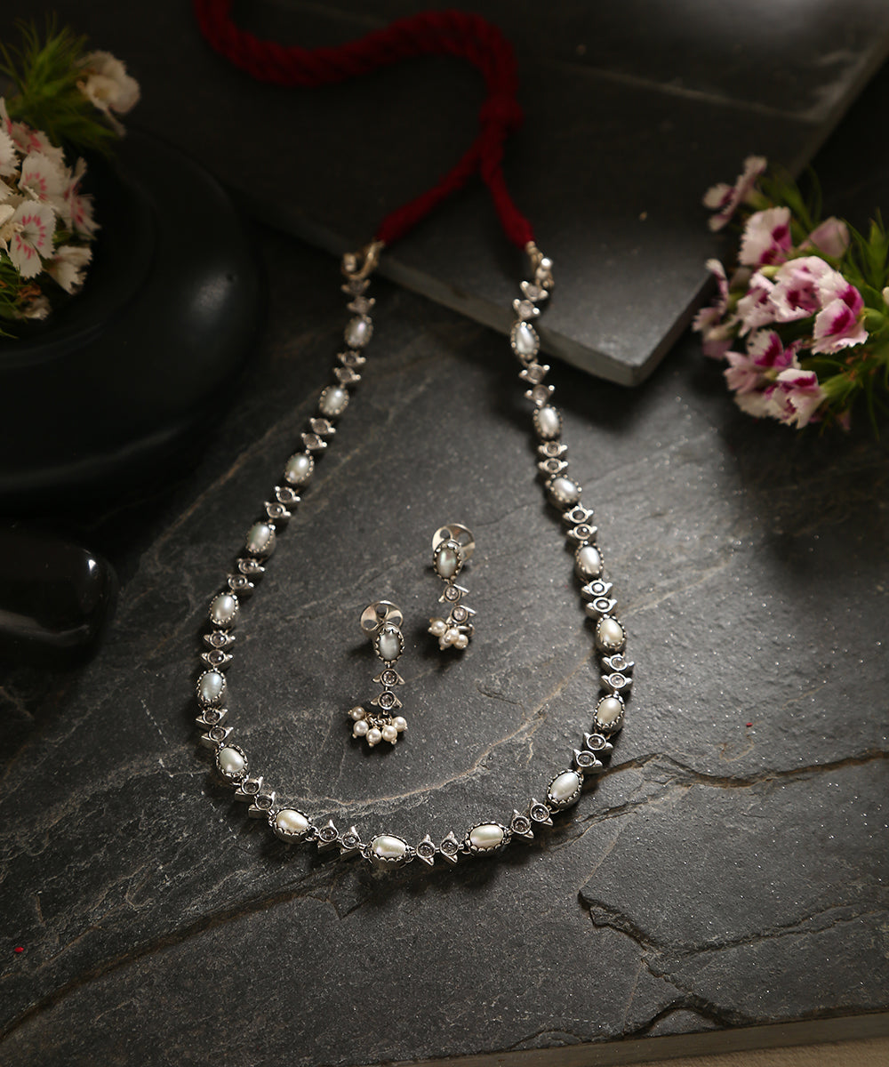 Elisha_Handcrafted_Oxidised_Pure_Silver_Kempstones_And_Pearls_Necklace_Set_WeaverStory_01