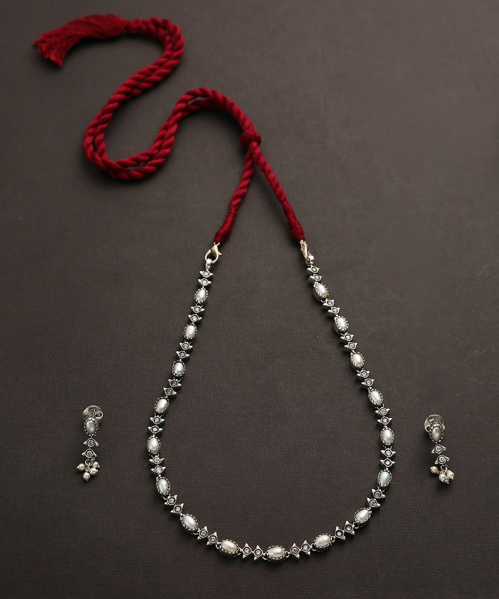 Elisha_Handcrafted_Oxidised_Pure_Silver_Kempstones_And_Pearls_Necklace_Set_WeaverStory_02