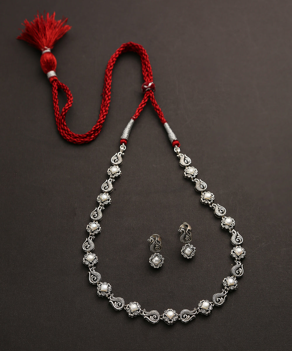 Arshia_Handcrafted_Oxidised_Pure_Silver_White_Necklace_Set_WeaverStory_02