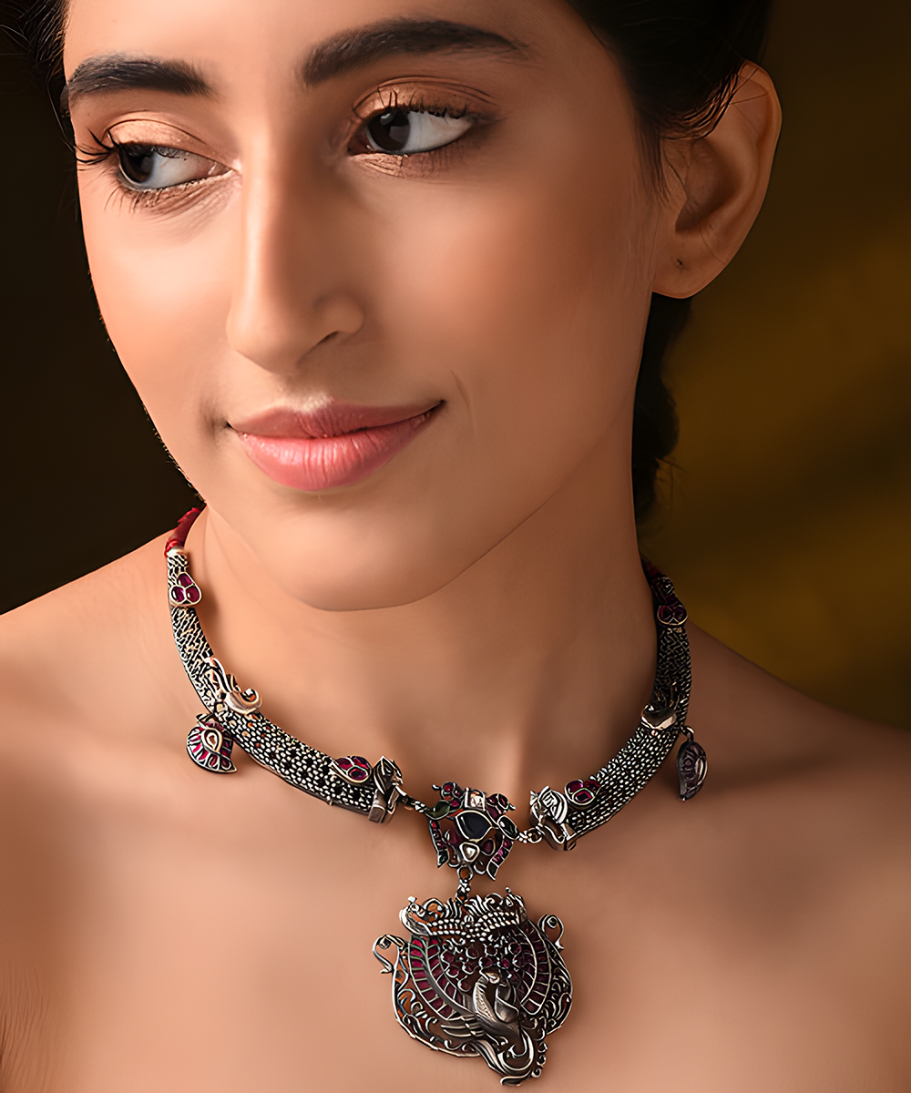 Chaarvi_Red_And_Green_Tribal_Necklace_In_Pure_Silver_WeaverStory_01