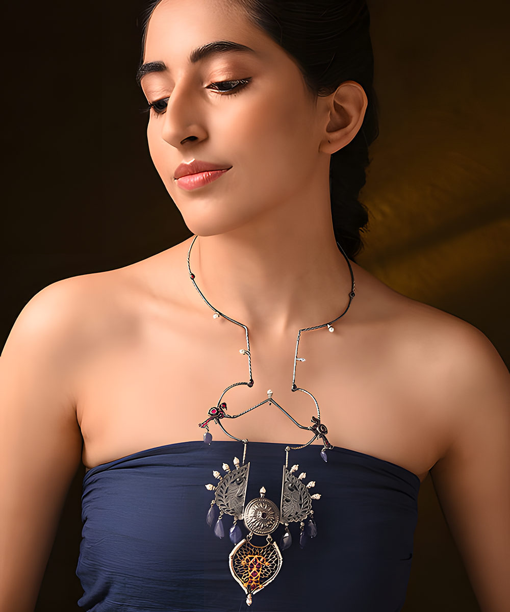 Jaya_Blue_And_Red_Handcrafted_Dual_Tone_Tribal_Pure_Silver_Hasli_Necklace_WeaverStory_01