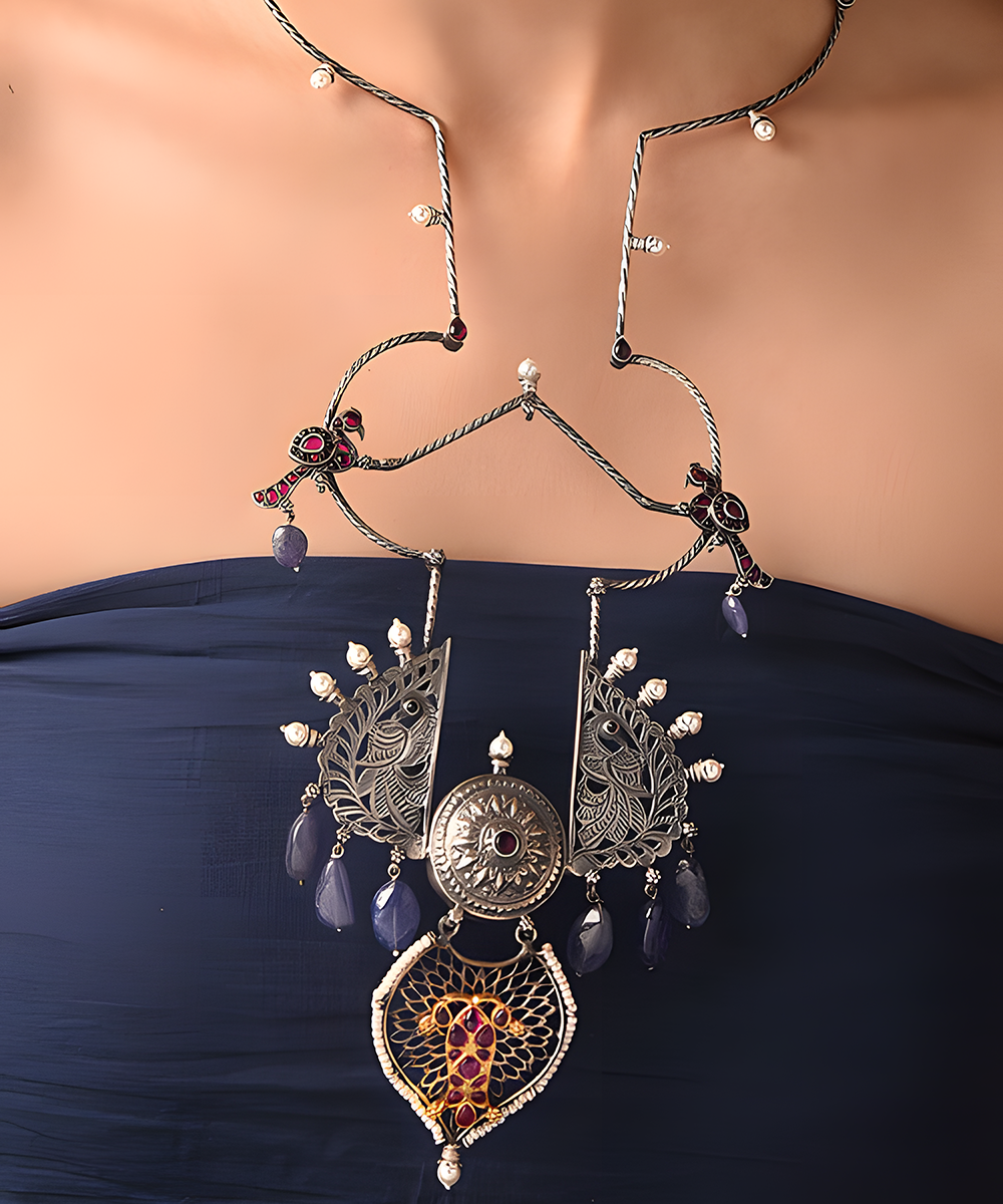 Jaya_Blue_And_Red_Handcrafted_Dual_Tone_Tribal_Pure_Silver_Hasli_Necklace_WeaverStory_02