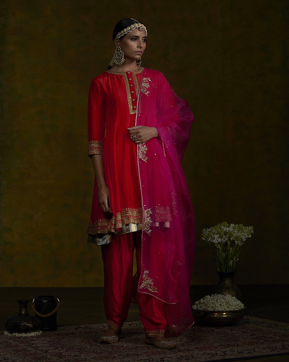 Red_short_gherdaar_kurta_and_salwar_set_with_pita_zardozi_work_and_pink_embroidered_dupatta_WeaverStory_02