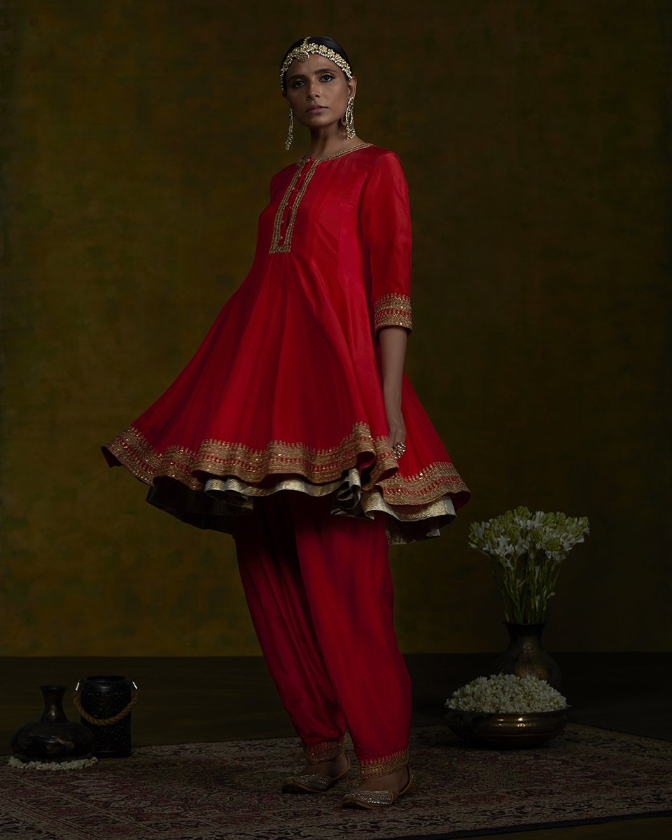 Red_short_gherdaar_kurta_and_salwar_set_with_pita_zardozi_work_and_pink_embroidered_dupatta_WeaverStory_03