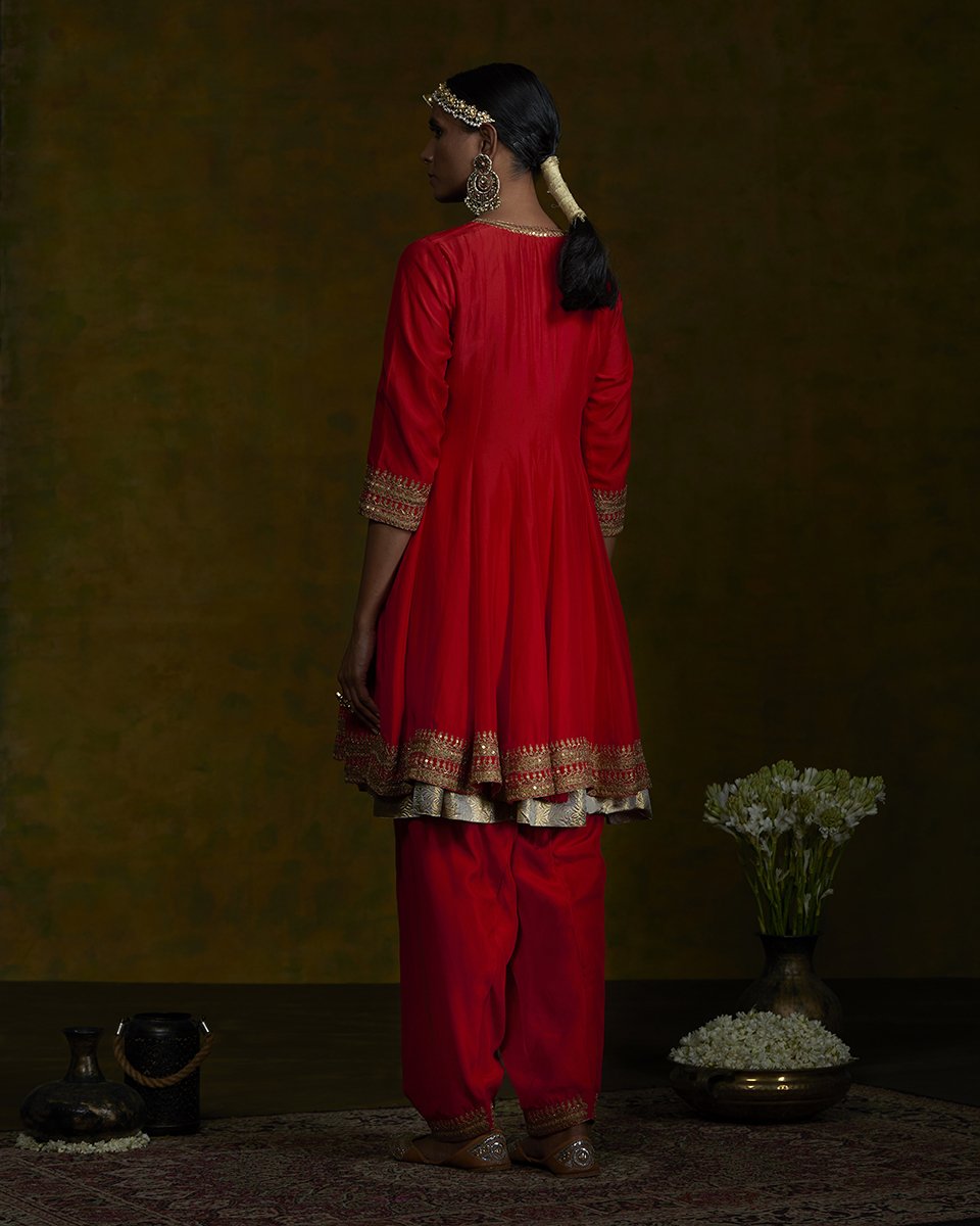 Red_short_gherdaar_kurta_and_salwar_set_with_pita_zardozi_work_and_pink_embroidered_dupatta_WeaverStory_04