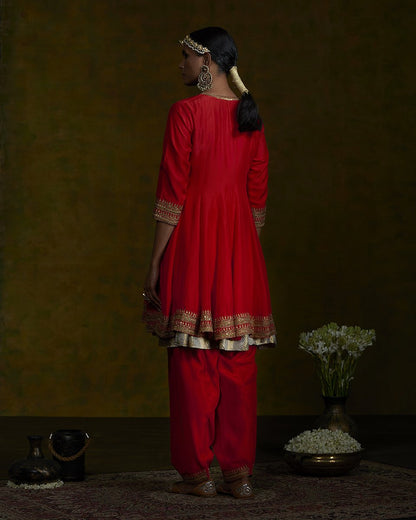 Red_short_gherdaar_kurta_and_salwar_set_with_pita_zardozi_work_and_pink_embroidered_dupatta_WeaverStory_04