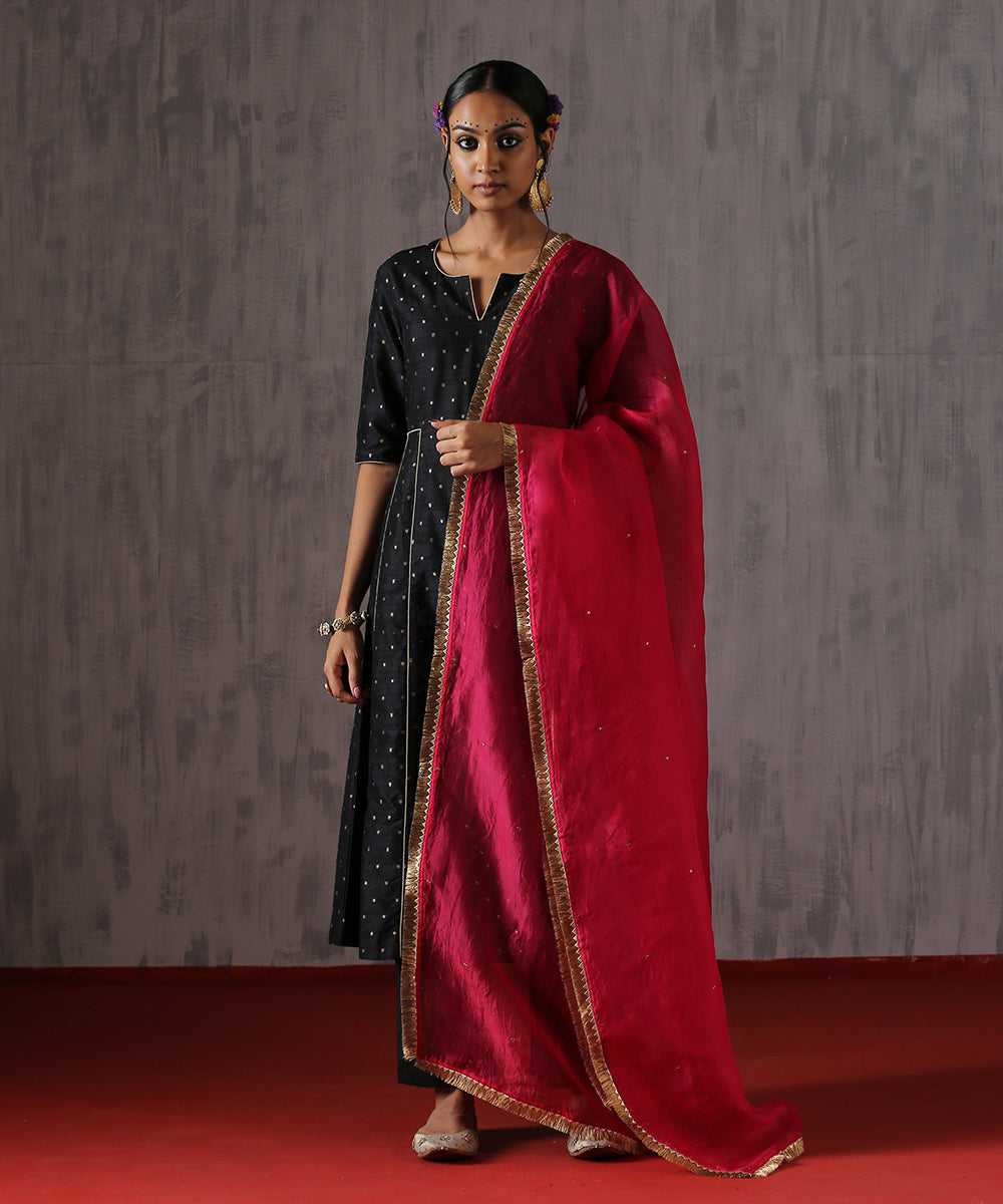 Pink_Hand_Embroidered_Dupatta_With_Tikki_Booti_And_Kiran_WeaverStory_01