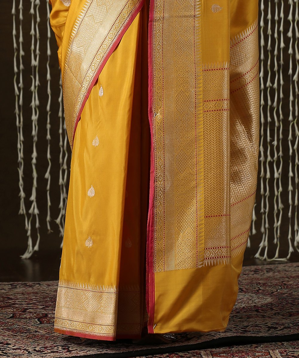 Mustard_Handloom_Kadhwa_Banarasi_Saree_With_Red_Selvedge_and_Booti_Design_WeaverStory_04