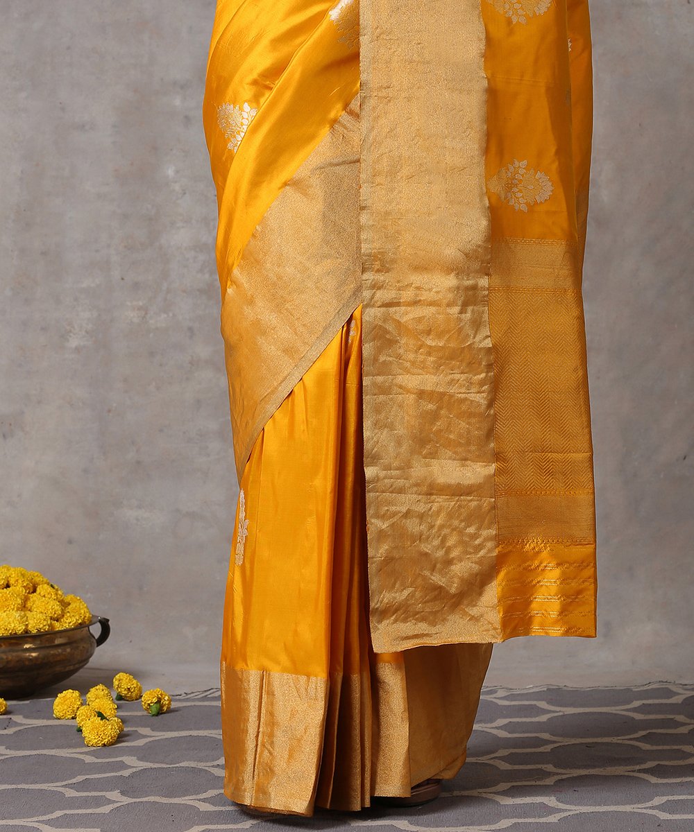 Mustard_Handloom_Pure_Katan_Silk_Banarasi_Saree_with_Kadhwa_Boota_and_Plain_Golden_Border_WeaverStory_04