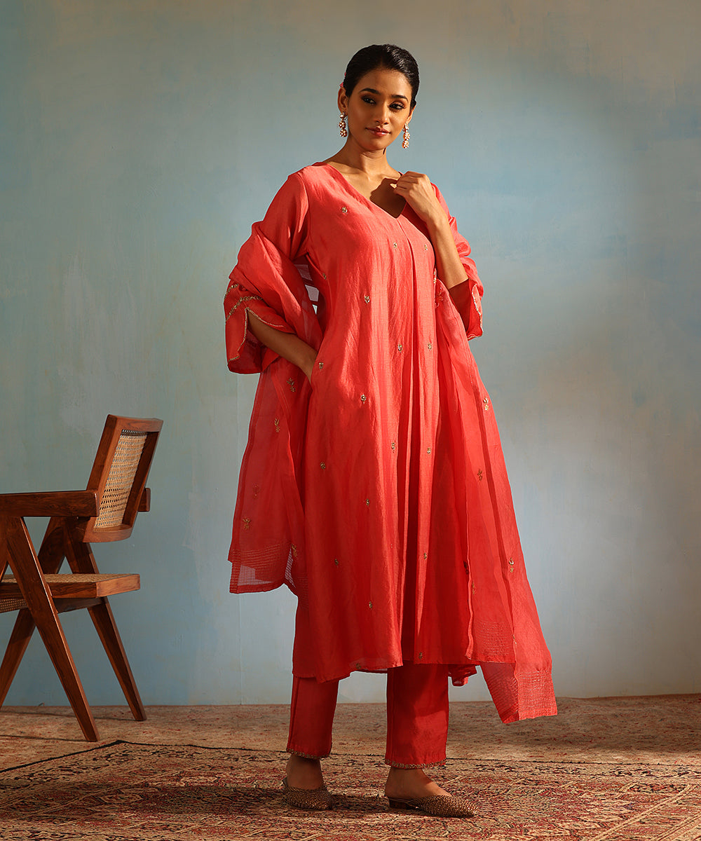 Handloom_Gajari_Pink_Chanderi_Silk_Kurta_With_Pants_And_Organza_Dupatta_WeaverStory_01
