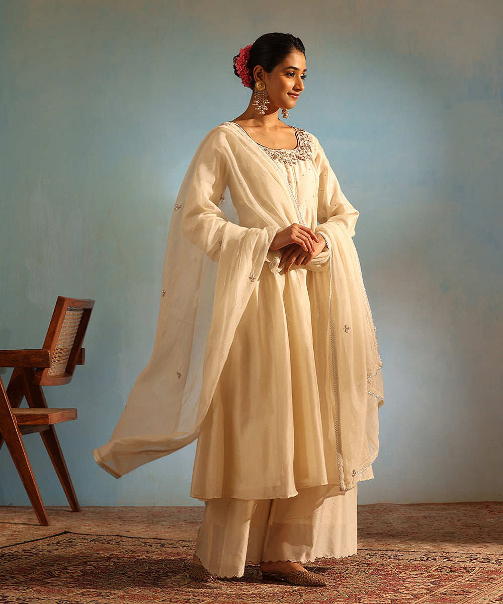 Handloom_Off_White_Chanderi_Silk_Kurta_With_Pants_And_Dupatta_WeaverStory_01