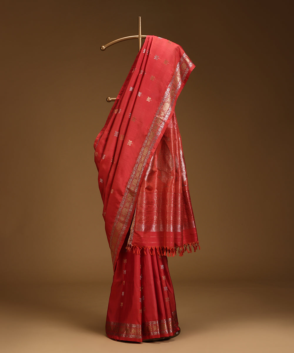 Pink_Dual_Tone_Pure_Mulberry_Silk_Saree_With_Lotus_Flower_Motifs_And_Konia_Woven_In_Gold_And_Silver_Zari_WeaverStory_01