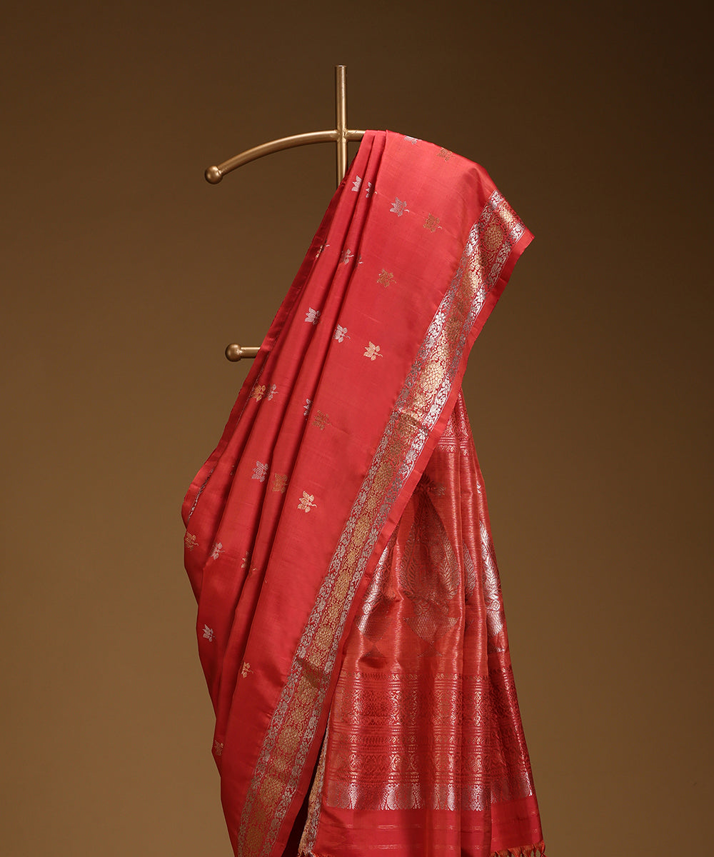 Pink_Dual_Tone_Pure_Mulberry_Silk_Saree_With_Lotus_Flower_Motifs_And_Konia_Woven_In_Gold_And_Silver_Zari_WeaverStory_02