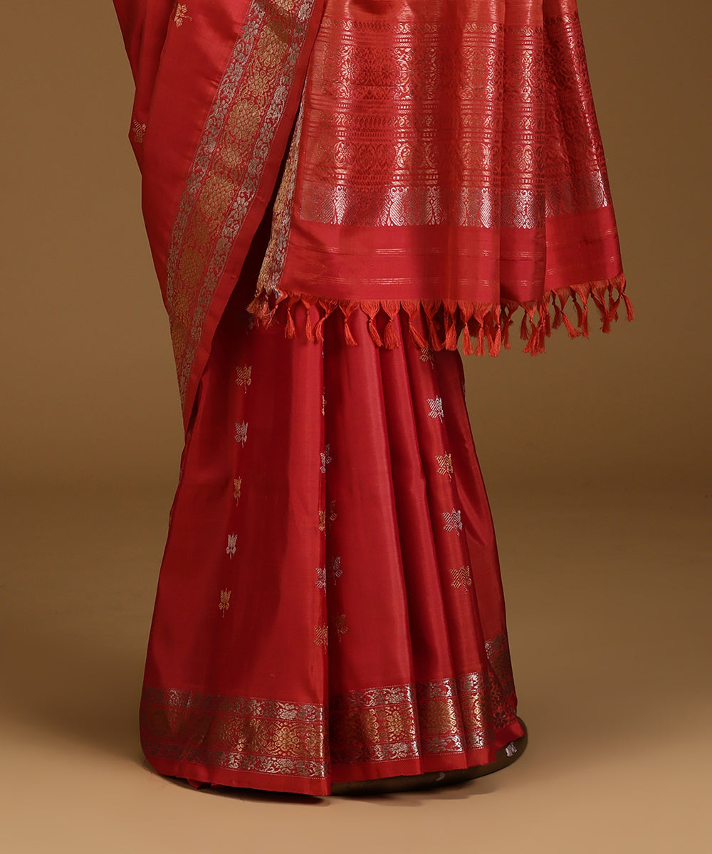 Pink_Dual_Tone_Pure_Mulberry_Silk_Saree_With_Lotus_Flower_Motifs_And_Konia_Woven_In_Gold_And_Silver_Zari_WeaverStory_03