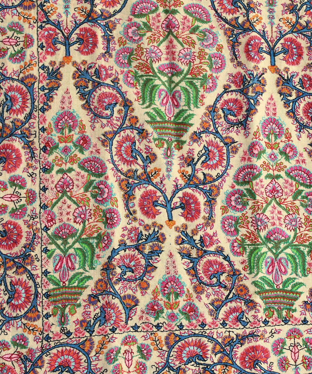 Offwhite_Pure_Pashmina_Shawl_With_Mughal_Motifs_Crafted_In_Kalamkari_And_Sozni_Technique_WeaverStory_04