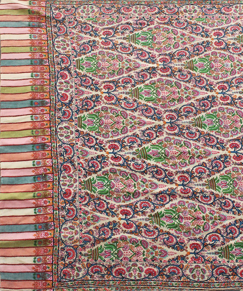 Offwhite_Pure_Pashmina_Shawl_With_Mughal_Motifs_Crafted_In_Kalamkari_And_Sozni_Technique_WeaverStory_05