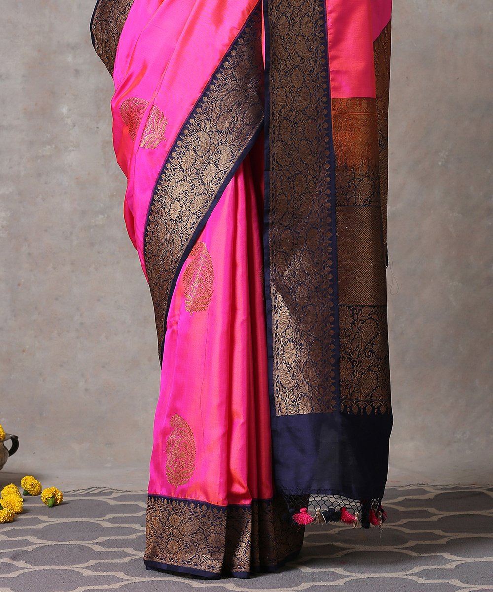 Orange_And_Pink_Handloom_Pure_Katan_Silk_Banarasi_Saree_with_Paisley_Boota_With_Ektara_Blue_Border_WeaverStory_04