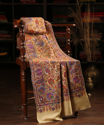 Beige_Handwoven_Pure_Pashmina_Shawl_With_Kalmakari_Paisley_And_Floral_Motifs_And_Aari_Embroidery_WeaverStory_01