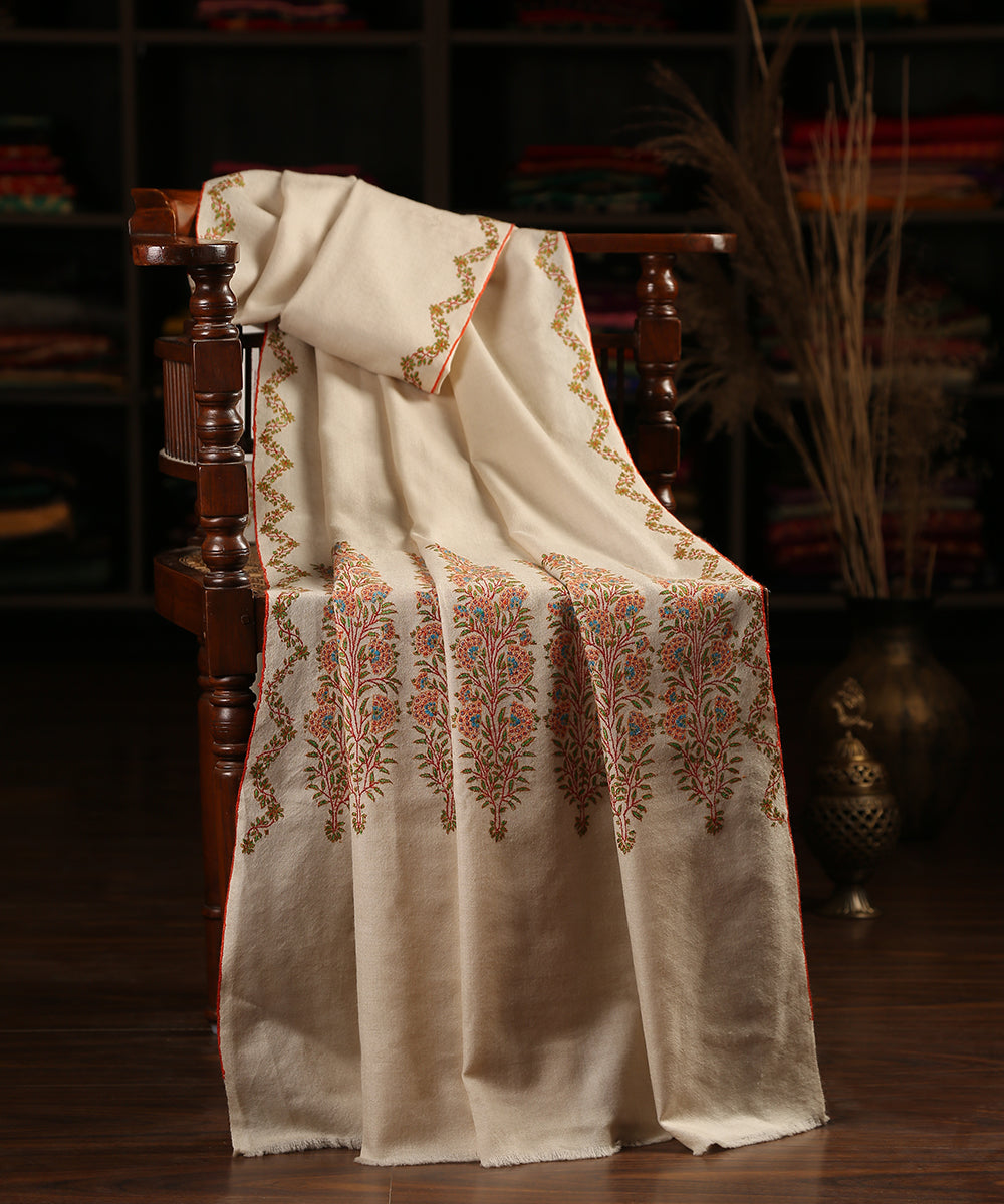 Cream_Handwoven_Pure_Pashmina_Shawl_With_Mughal_Floral_Motifs_Hand_Embroidered_With_Soznikari_WeaverStory_01