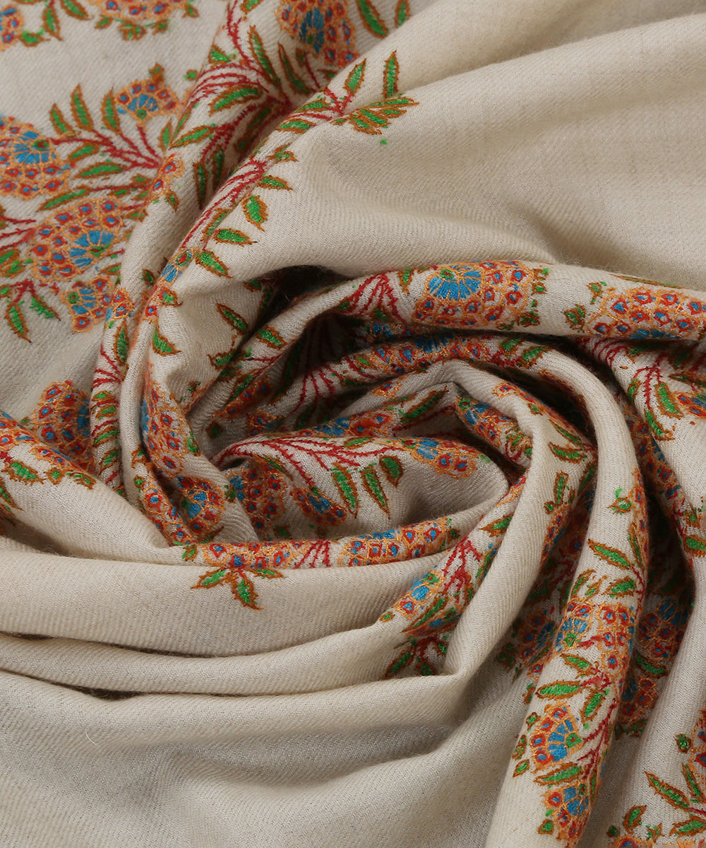 Cream_Handwoven_Pure_Pashmina_Shawl_With_Mughal_Floral_Motifs_Hand_Embroidered_With_Soznikari_WeaverStory_05
