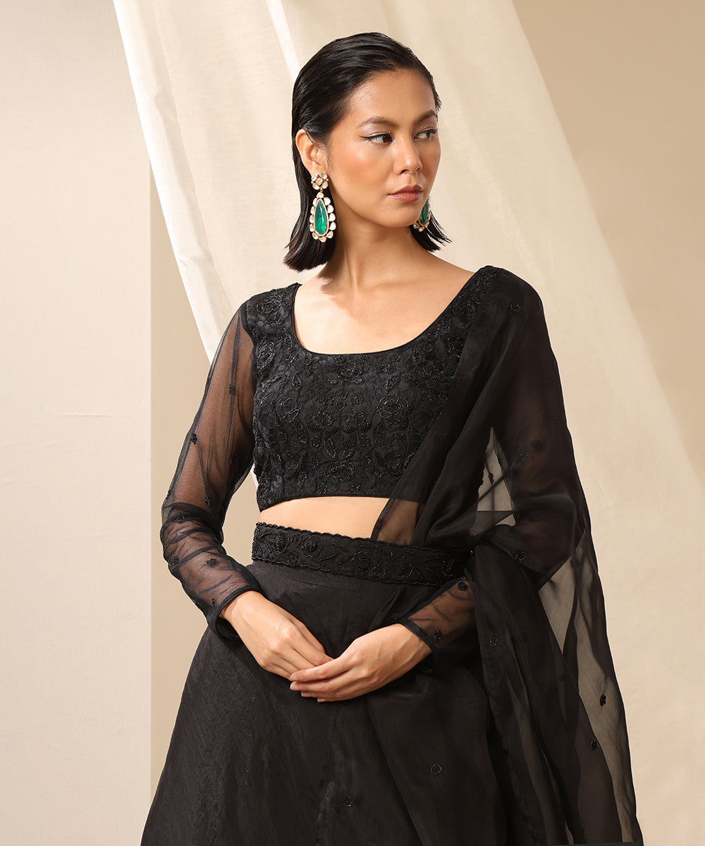 Black_Round_Neck_Sleeveless_Blouse_With_Beaded_Embroidery_WeaverStory_01