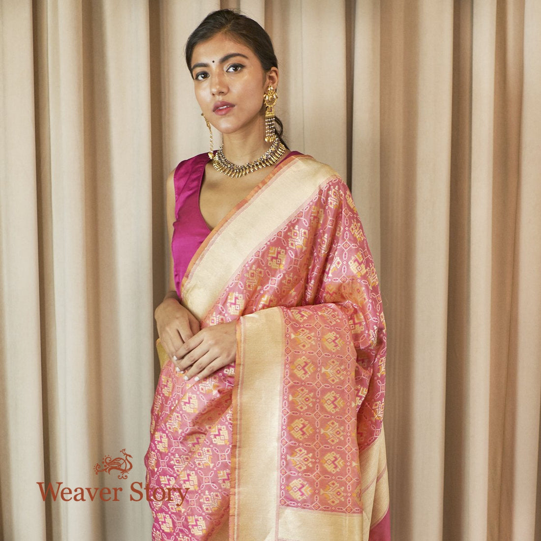 Handwoven_Peach_and_Pink_Dual_Tone_Meenakari_Banarasi_Patola_Saree_WeaverStory_01