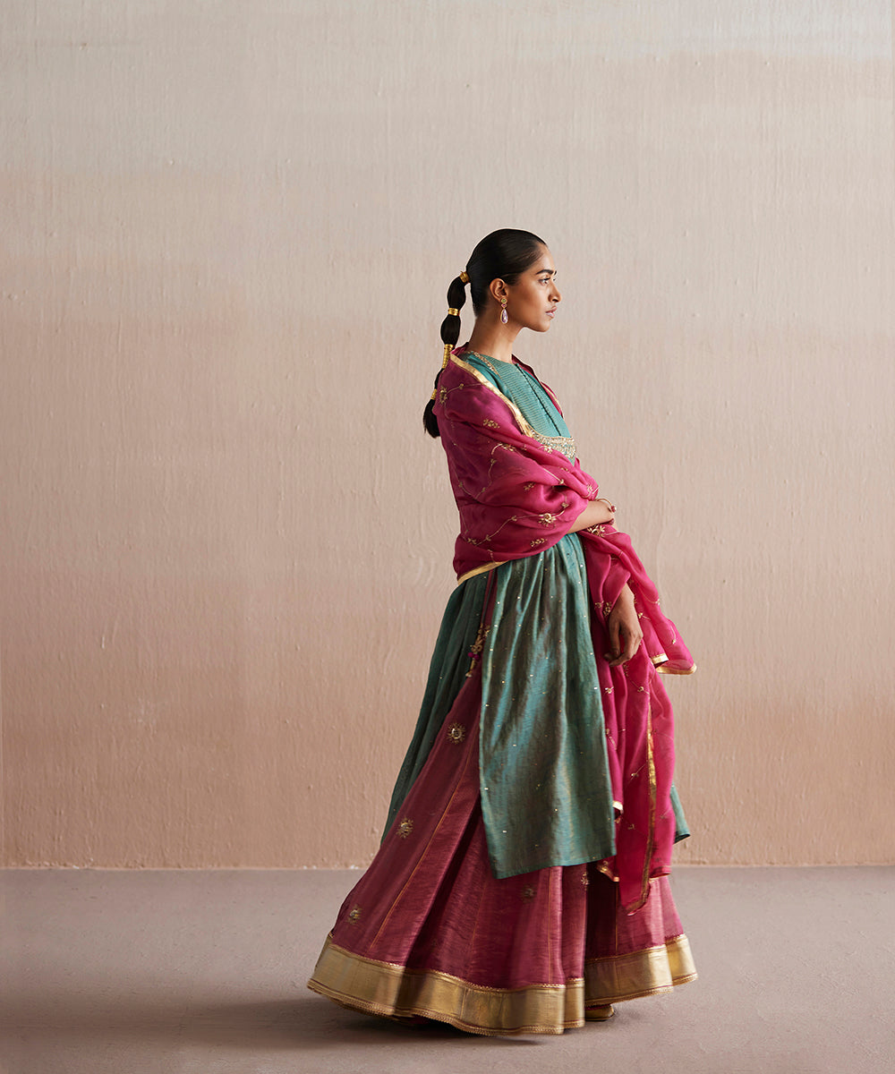 Inayaat_Handloom_Sea_Blue_Kurta_With_Rani_Pink_Skirt_And_Organza_Dupatta_WeaverStory_02