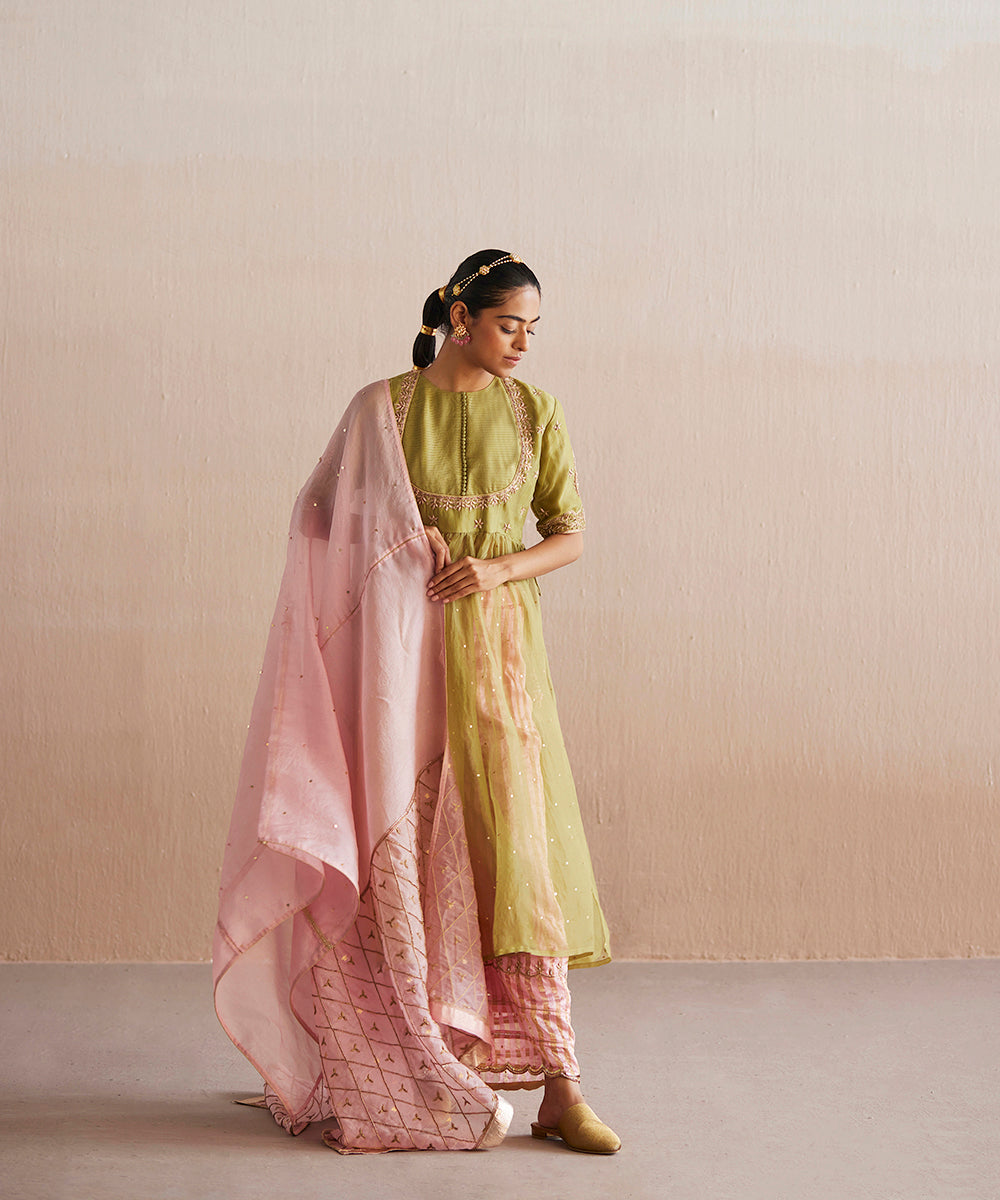 Inaayat_Handloom_chartreuse_Green_Cotton_Tissue_Kurta_With_Pants_And_Embroidered_Dupatta_WeaverStory_02