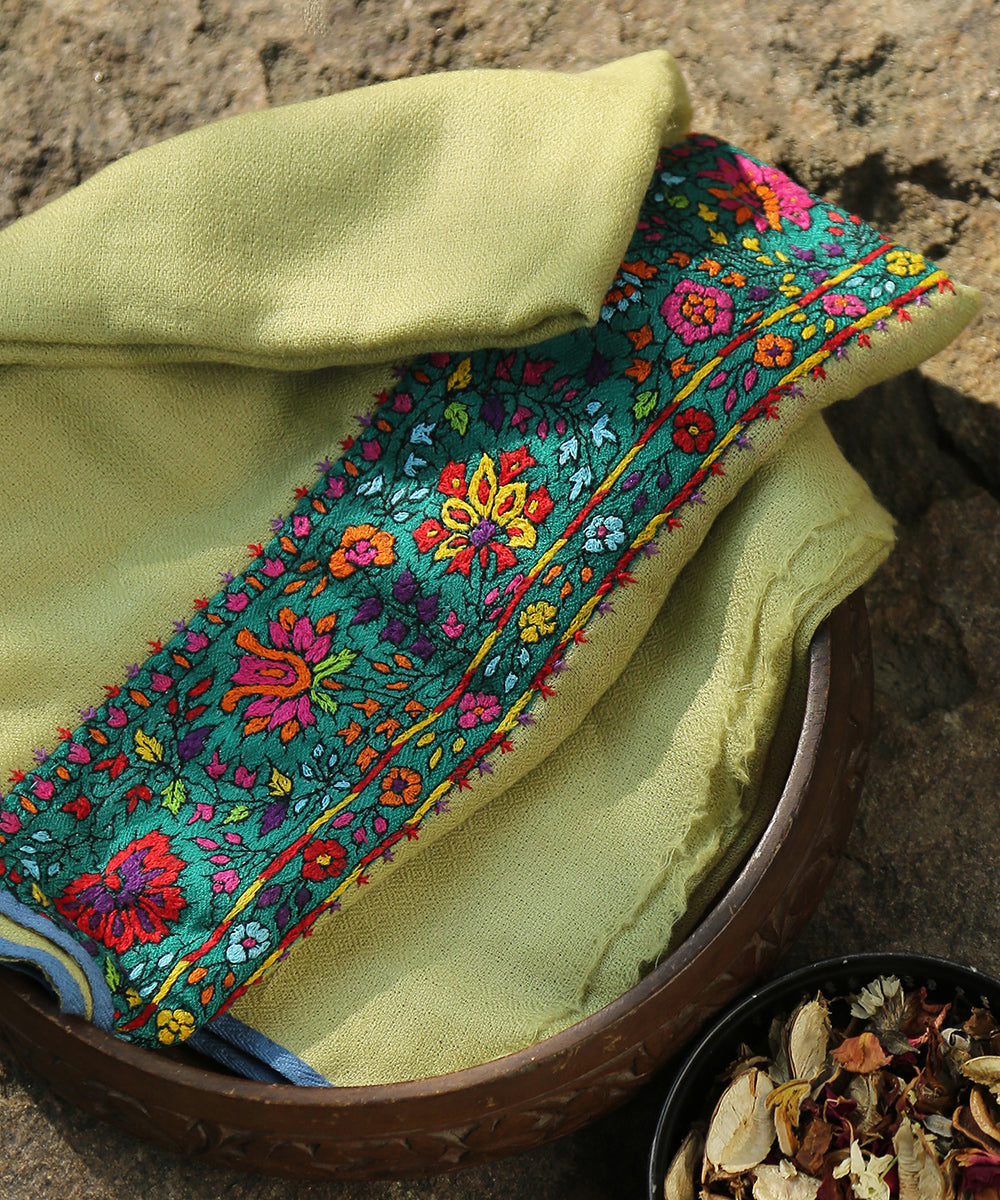 Light_Green_Pure_Pashmina_Scarf_With_Applique_Border_In_Kalamkari_WeaverStory_01