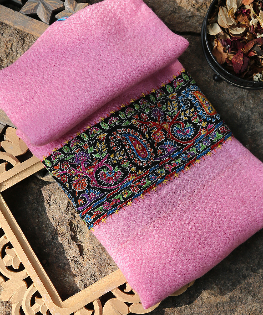 Light_Pink_Pure_Pashmina_Scarf_With_Applique_Paisley_Multicolor_Border_In_Kalamkari_WeaverStory_01