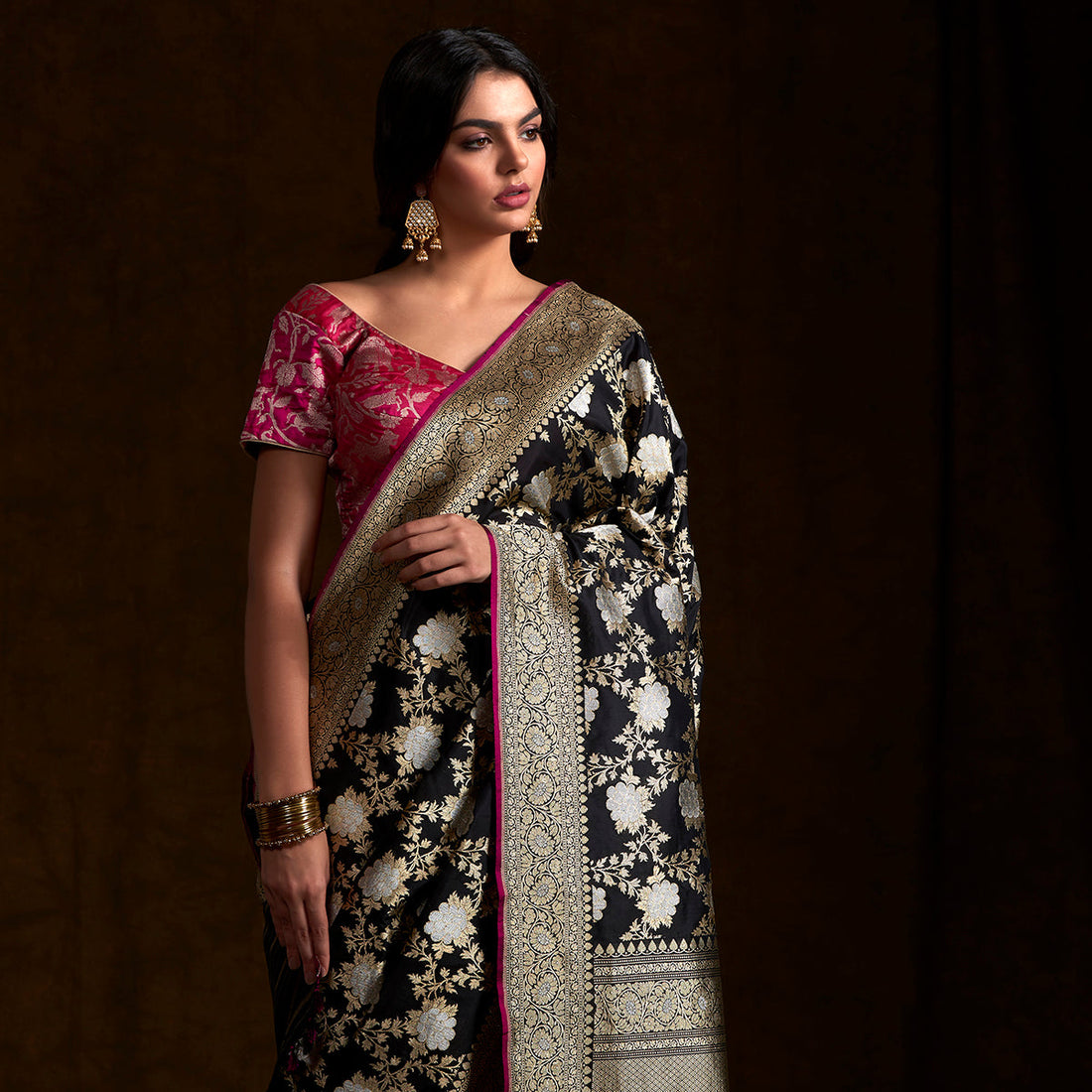 Black_Banarasi_handloom_Sona_Rupa_Kadhwa_Angoor_Jangla_Saree_WeaverStory_01